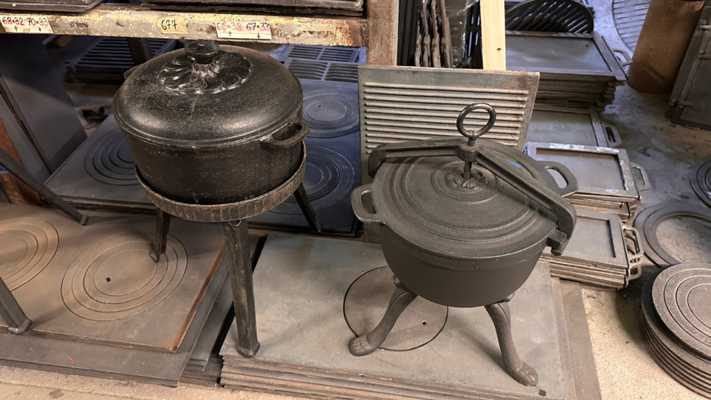 Żeliwne kociołki myśliwskie przeznaczone do gotowania