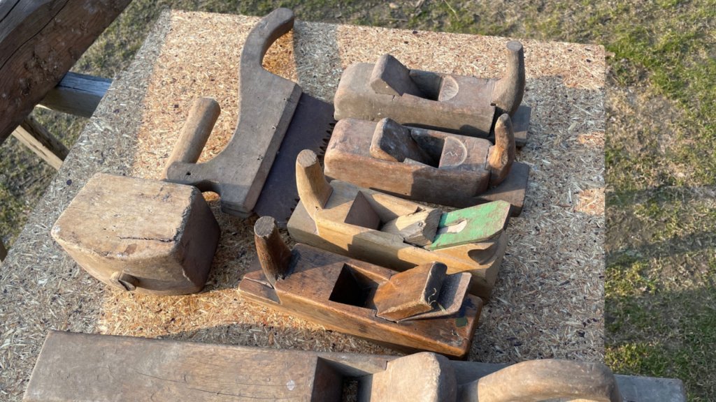 Kolekcja zabytkowych, drewnianych narzędzi stolarskich, głównie strugów ręcznych (hebli).