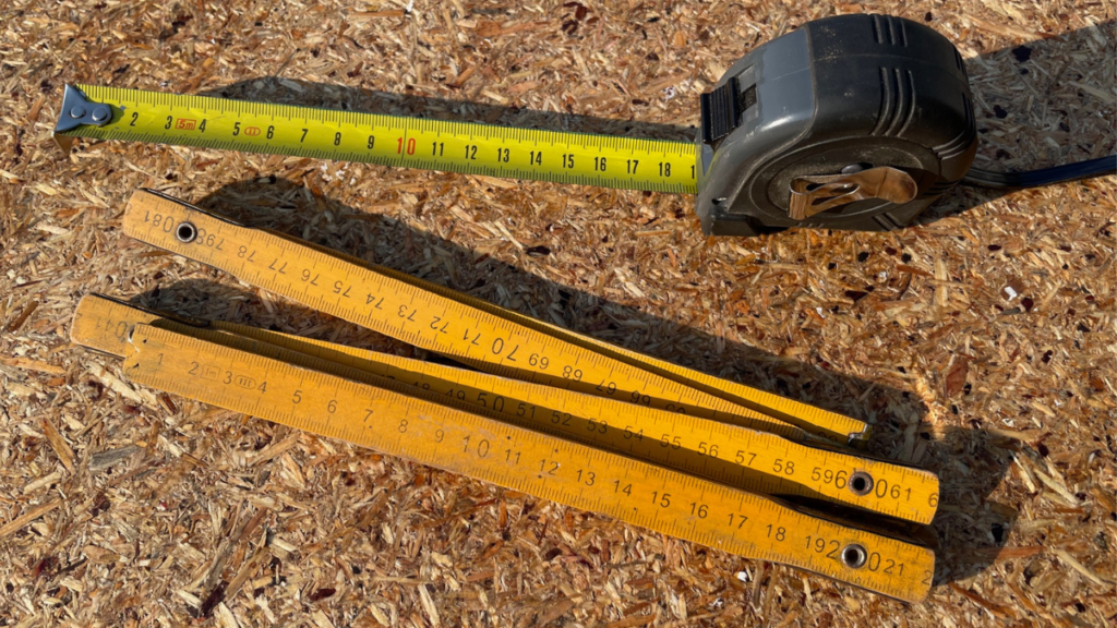 Miarka zwijana (taśma miernicza) oraz miara składana (metrówka).