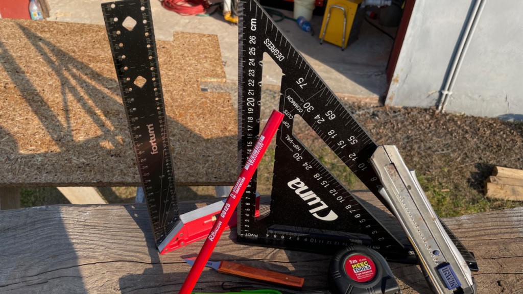 Narzędzia stolarskie nazwy - regulowany przymiar stolarski i kątownik typu speed square.