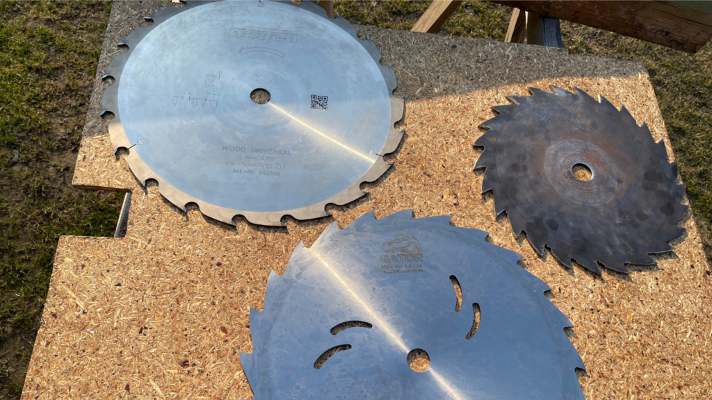 Piły tarczowe (tarcze tnące) przeznaczone do obróbki drewna.