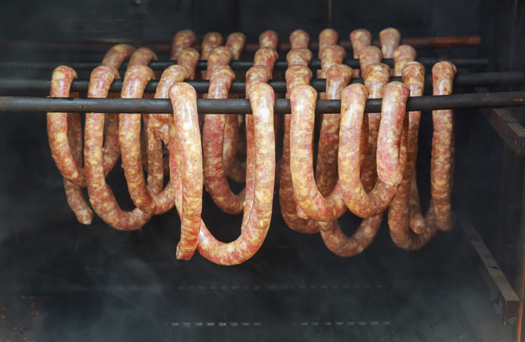 Osuszanie mięsa przed wędzeniem powoduje, że dym równomierniej osadza się na powierzchni wyrobu, nadając mu lepszy kolor, smak i aromat